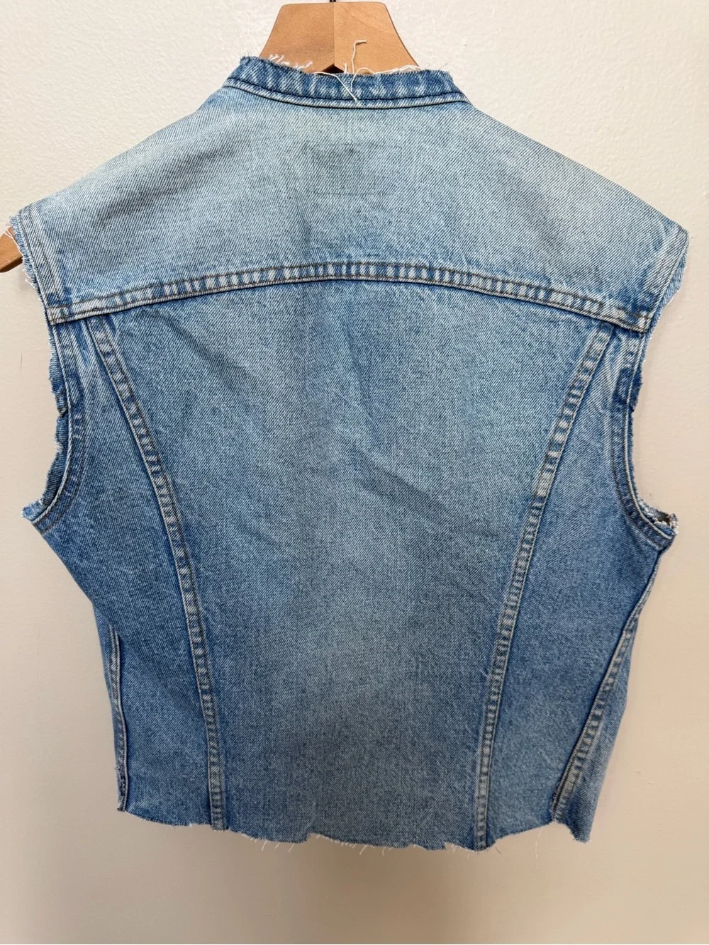 Vintage 1980’s Levi’s Men’s Trucker Denim Vest Sleeveless Jean Jacket Cut Off 34